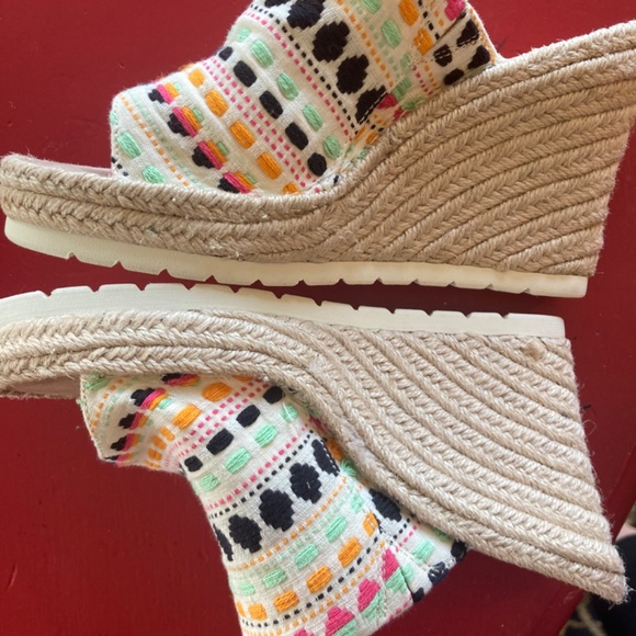 TOMS - Picture 3 of 5